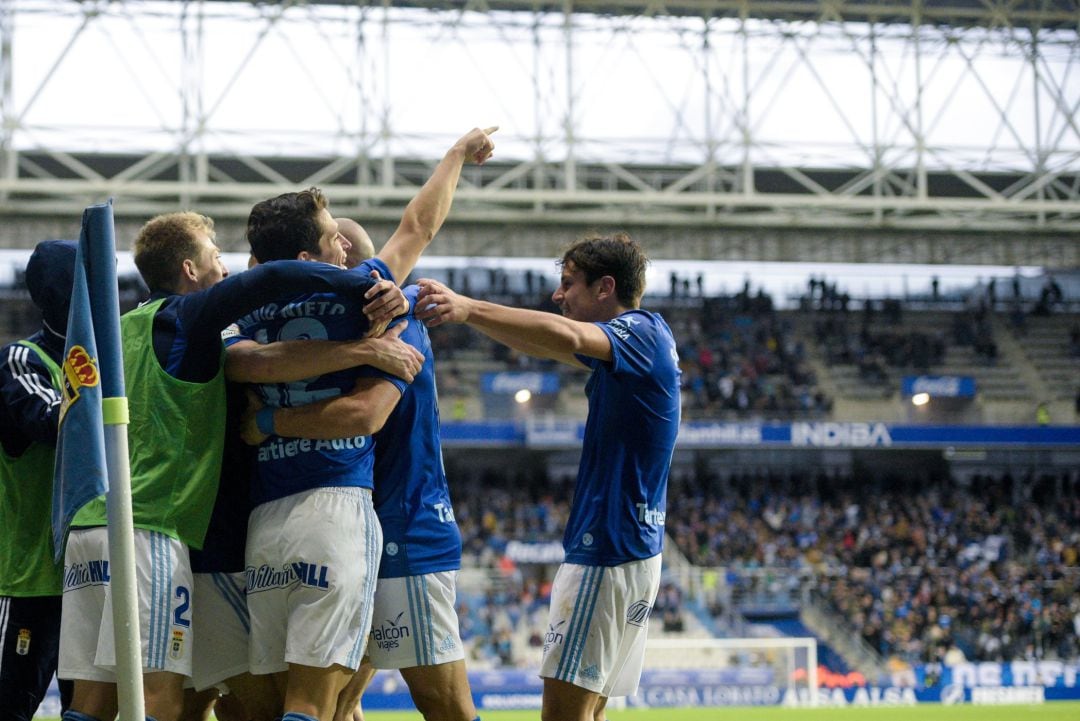 Varios jugadores del Oviedo celebran el gol de Borja Sánchez