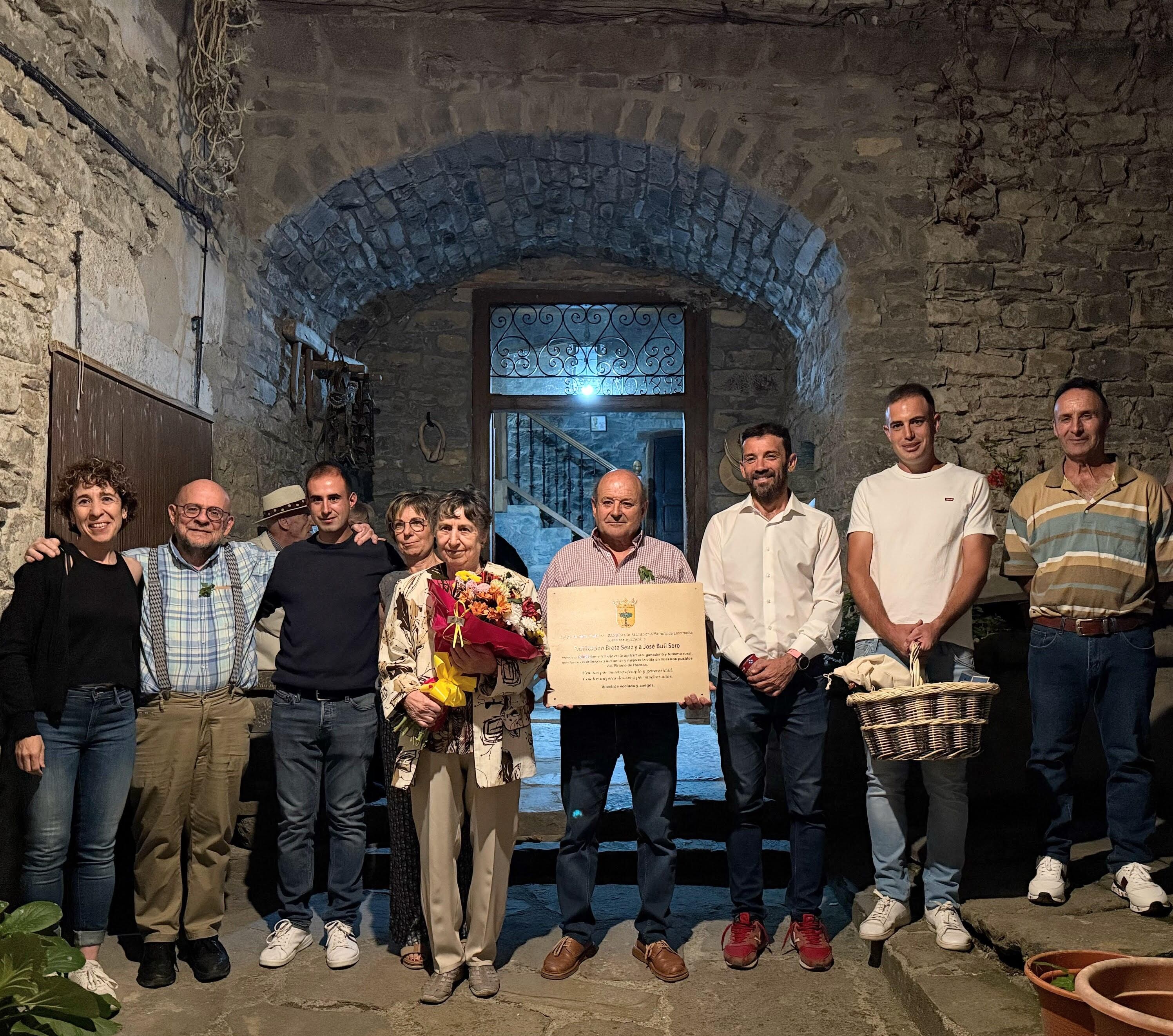 Purificación Broto sostiene el ramo de flores junto a familiares y representantes del Ayuntamiento de Aínsa