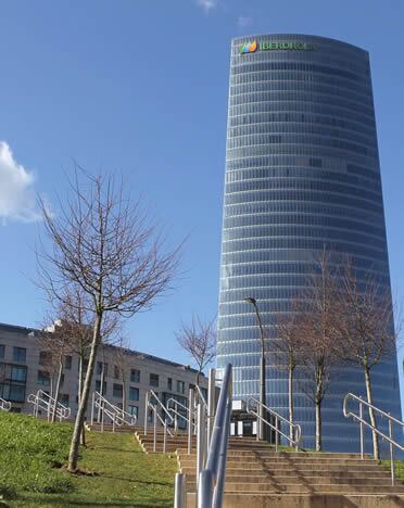 Vista de la torre de la compañia eléctrica Iberdrola en Bilbao, un edificio diseñado por el arquitecto argentino César Pelli, que mañana será inaugurada por los reyes