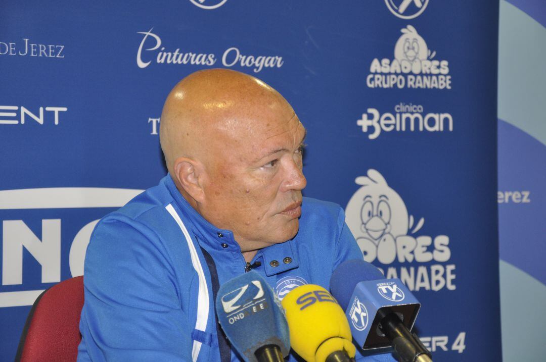 Andrés García Tébar durante una rueda de prensa en Chapín