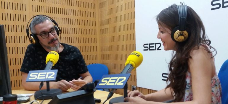 Paco Sánchez y Anna Gil Wittke durante la emisión del espacio Hablando Claro, en Hoy por hoy. Foto archivo