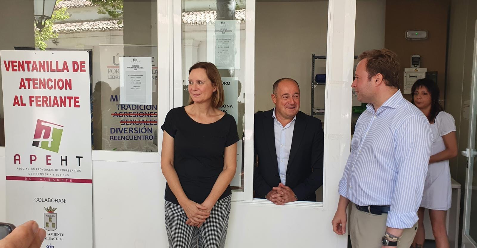Visita a la Ventanilla Única del Feriante de Emilio Sáez, alcalde de Albacete; Vicente Casañ, vicealcalde de Albacete; y Begoña Garijo, gerente de la Asociación Provincial de Empresarios de Hostelería