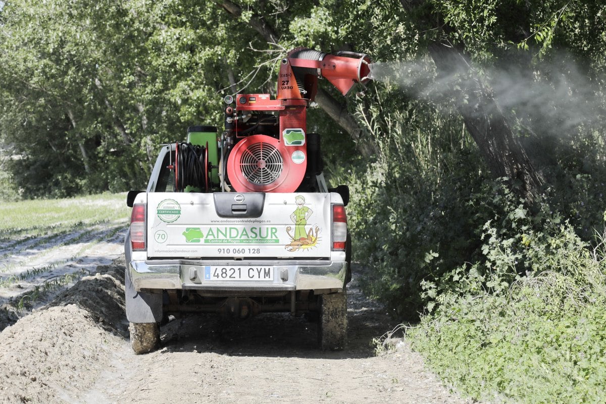 Máquina fumigando zonas verdes dentro de la campaña contra la proliferación mosquitos y mosca verde en algunos barrios de Getafe.