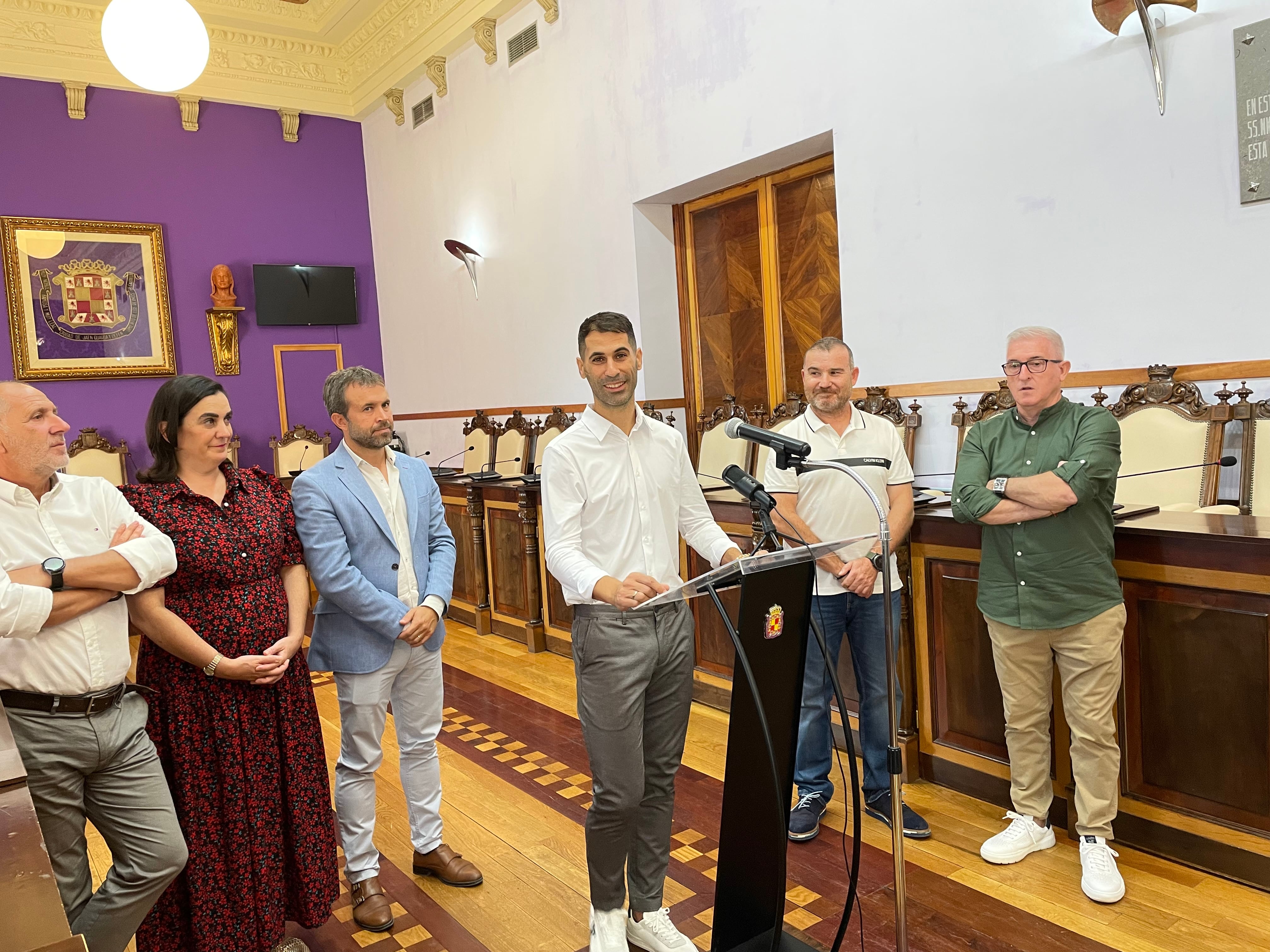 Salón de plenos del Ayuntamiento de Jaén donde se produjo la presentación del nuevo jugador del Real Jaén; Javi Moyano