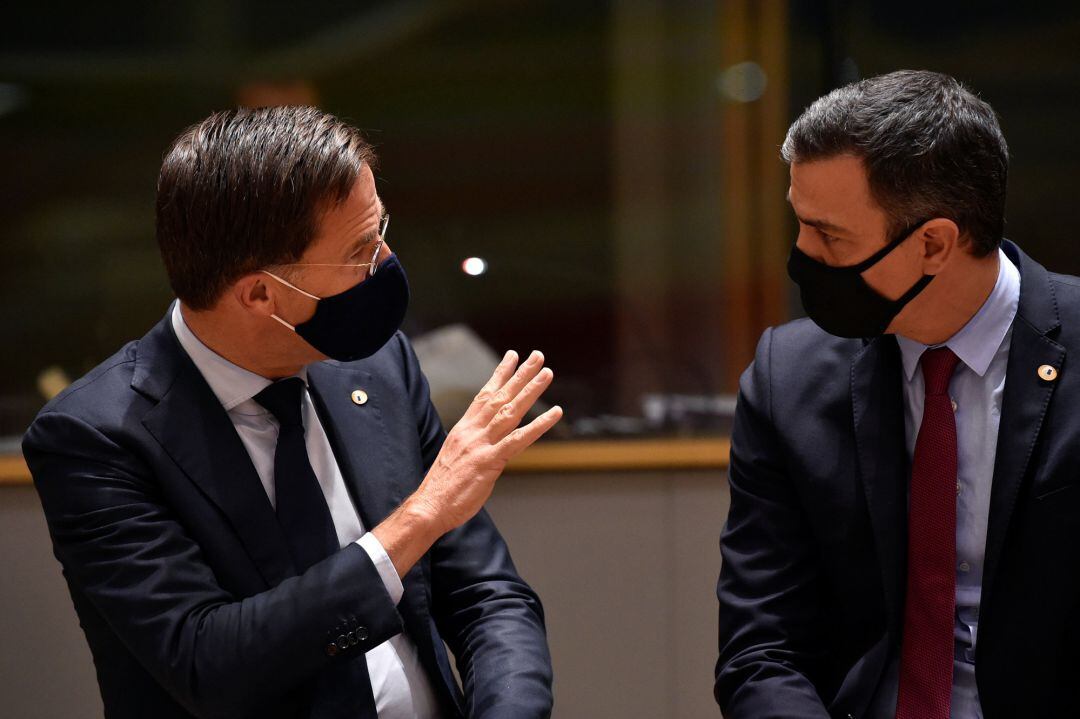 El primer ministro holandés, Mark Rutte, y el presidente español, Pedro Sánchez, durante la reunión de este lunes en Bruselas.