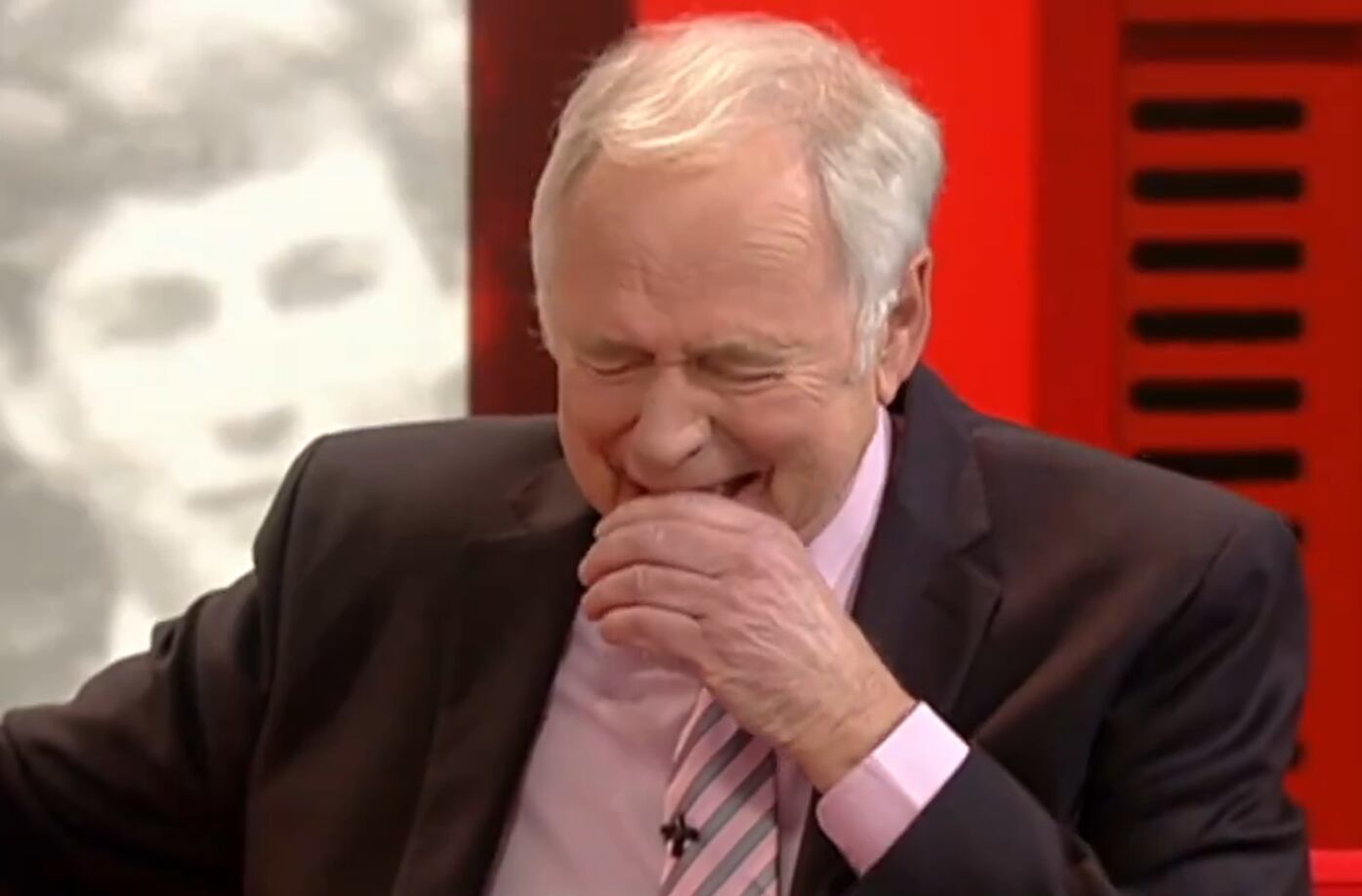 El presentador de la BBC Nick Owen rompe a llorar en directo.