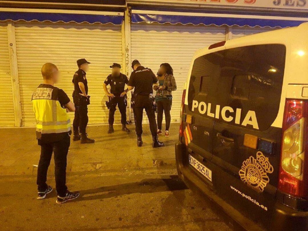 Agentes del servicio nocturno del CNP