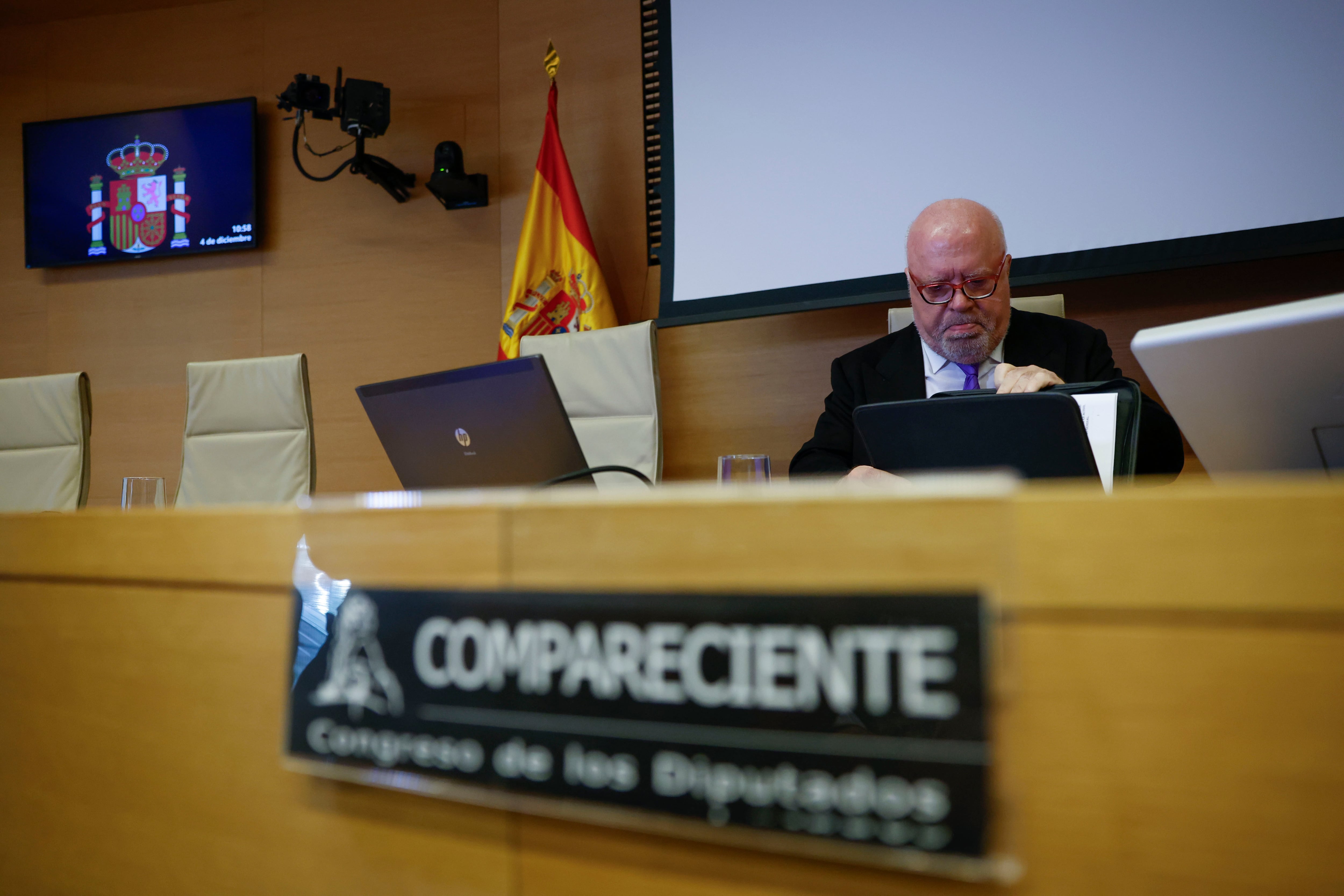 El excomisario José Manuel Villarejo antes de comparecer en la Comisión de investigación del Congreso sobre el derecho a saber la verdad y las implicaciones derivadas de los atentados de Barcelona y Cambrils del 17 de agosto de 2017, este miércoles. EFE/ Javier Lizón