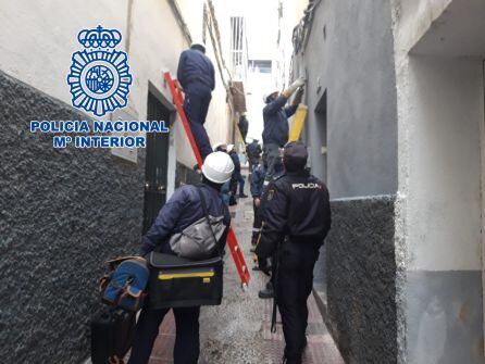 Agentes policiales, acompañados de técnicos de Endesa, revisan diversas viviendas