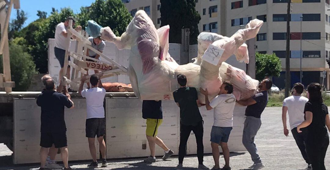 Imagen del traslado de los monumentos de las Fallas