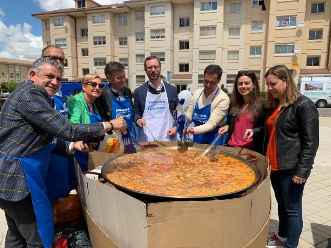 Javier Maroto, en el centro, junto a los candidatos de Segovia durante la preparación de la paella que cocinaron en el barrio de Nueva Segovia
