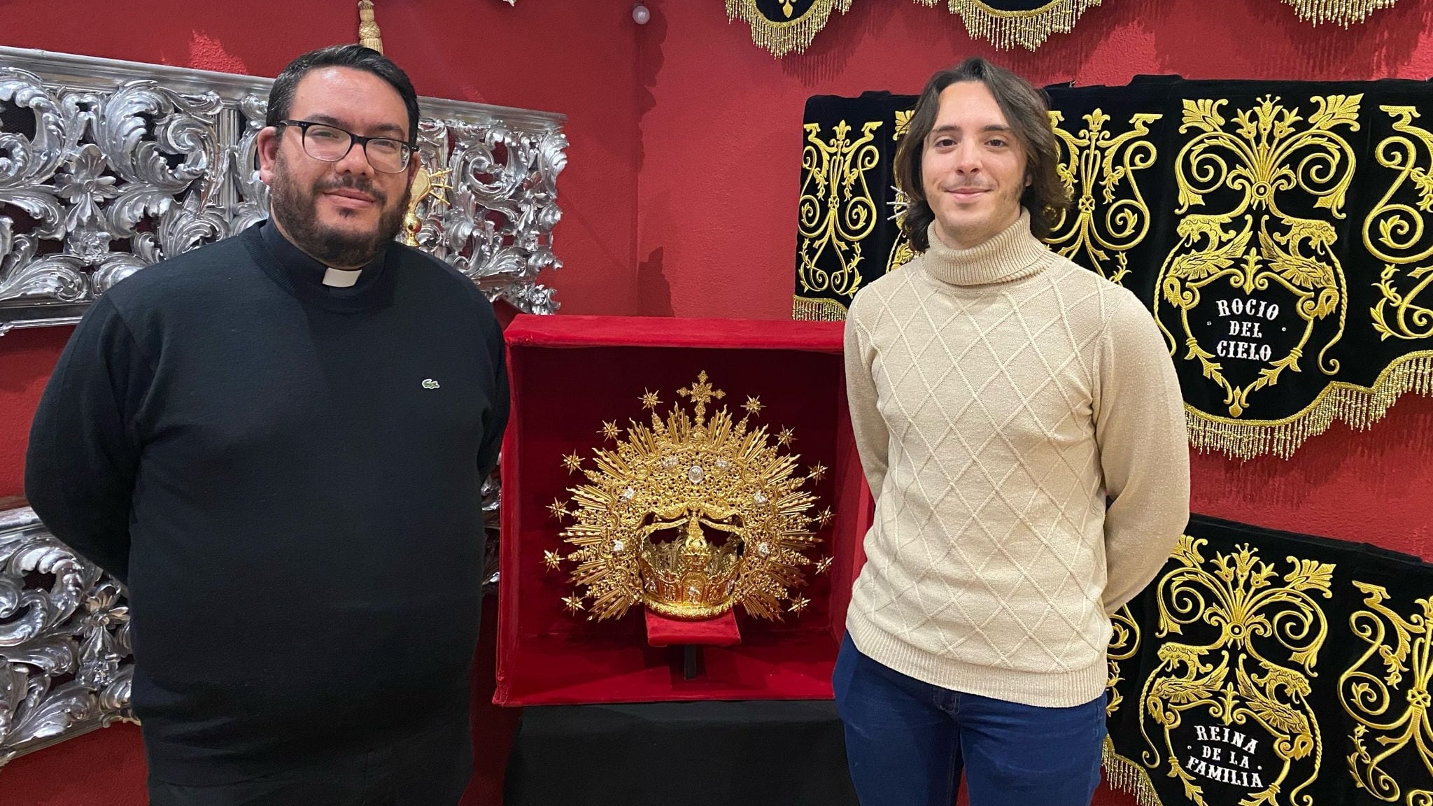 Antonio Villalba, nuevo consiliario de la Hermandad de Nuestra Señora de la Soledad de Elda junto a su presidente, César González