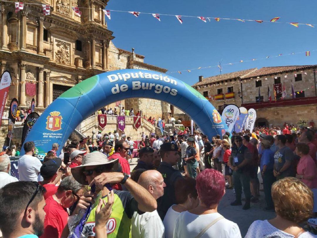 Imagen de la salida desde Gumiel de Izán en una de la etapas de la Vuelta a Burgos la pasada edición 2019.