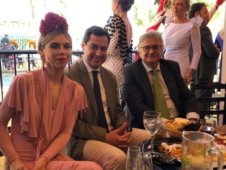 El presidente de la junta, Juan Manuel Moreno junto a su mujer, Manuela Villena y el director de la Cadena Ser Andalucía, Antonio Yélamo