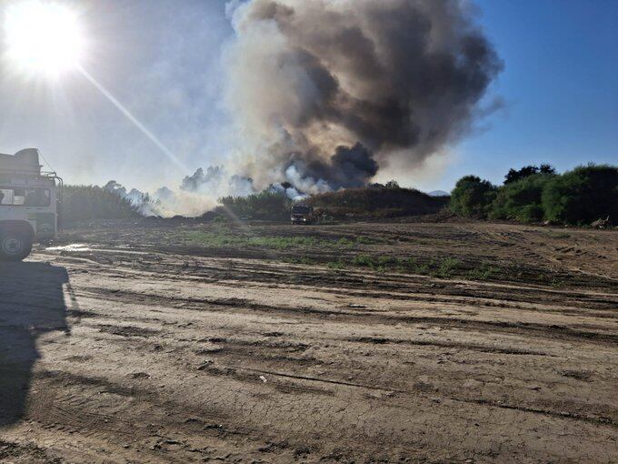 El incendio generó un gran columna de humo