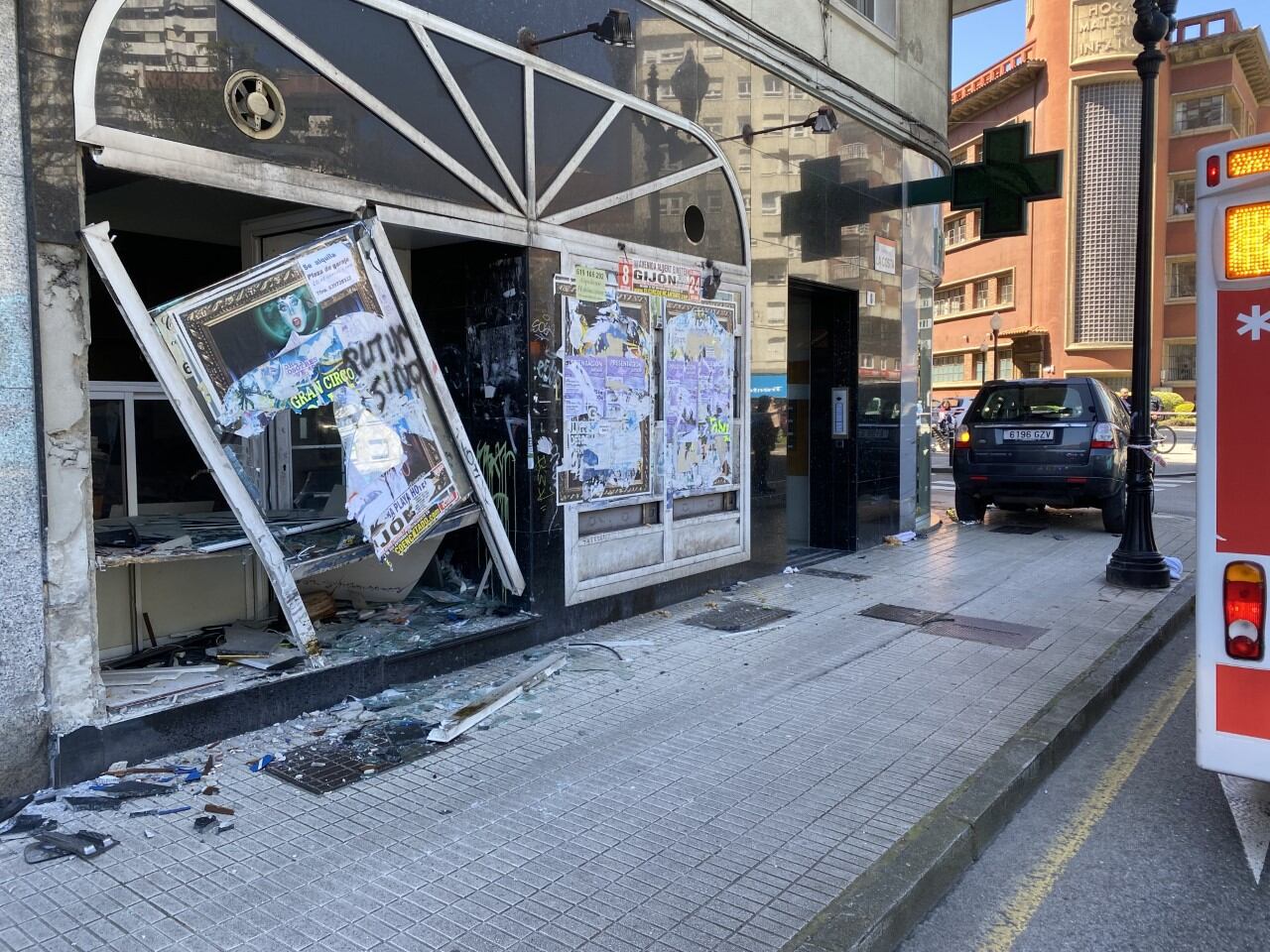 El coche ha impactado contra un local y ha atropellado a dos personas.