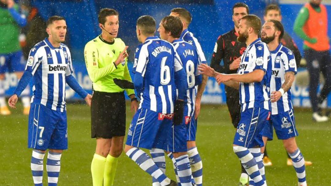 Momento en el que Munuera Montero expulsa a Battaglia.