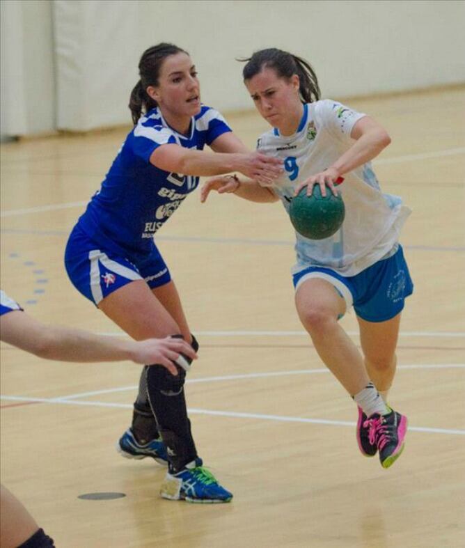 Eli Pinedo y Belma Rodríguez disputan un balón en un partido entre el Bera Bera y el Alcobendas