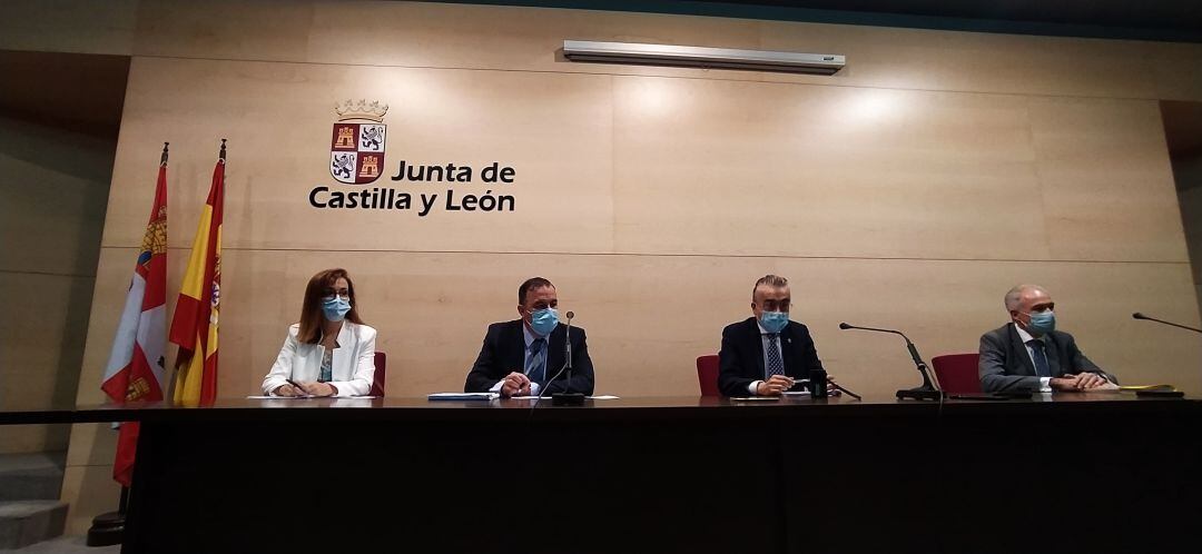 Rebeca Gutierrez, jefa de programas, José Antonio Antón, director provincial de educación, Roberto Sáiz, delegado territorial de la Junta y Juan Carlos Pérez, Inspector jefe.