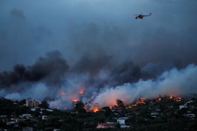 Un helicóptero contraincendios sobrevuela Rafina, en llamas, el pasado 23 de julio.