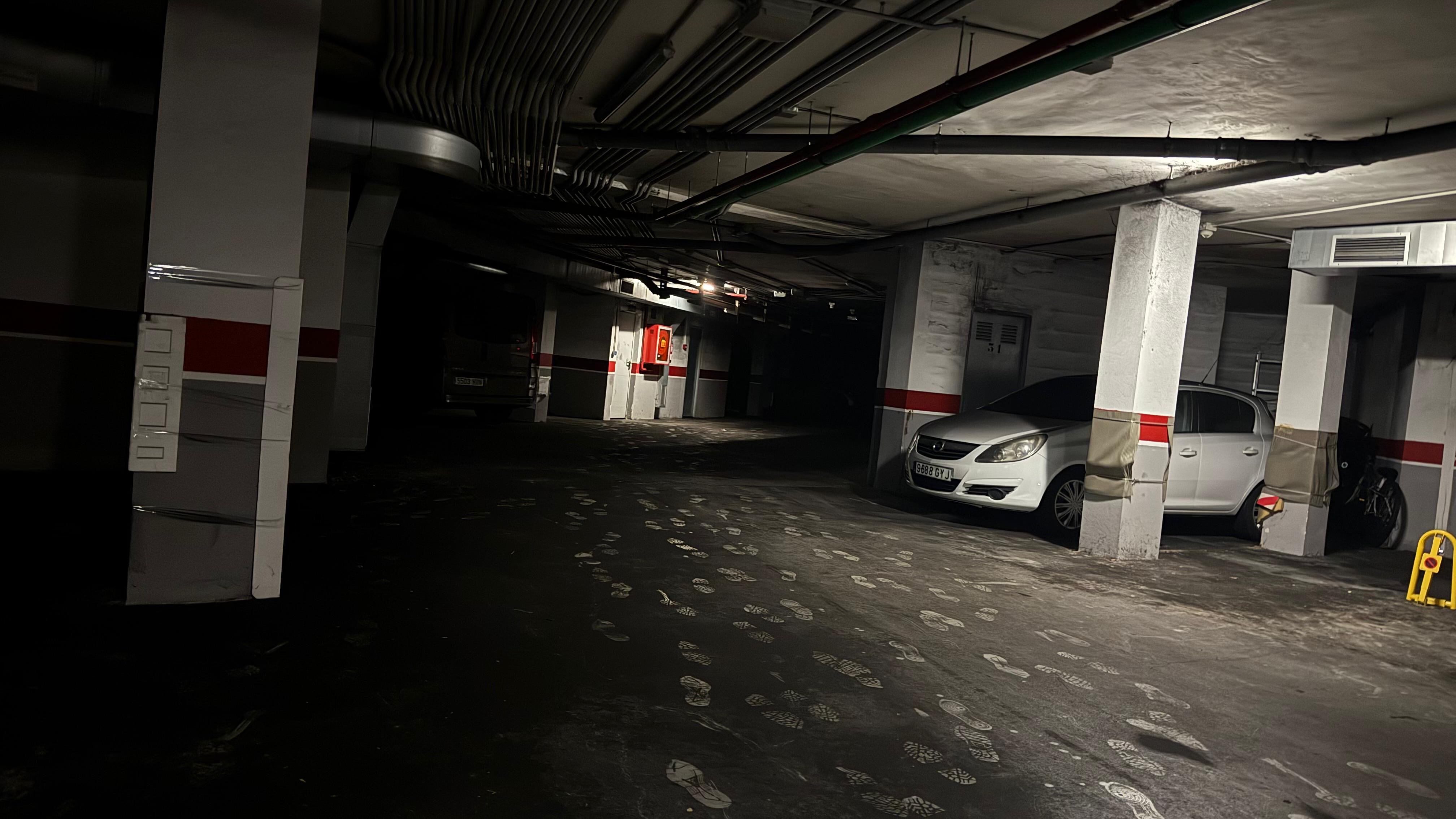 SABT LLORENÇ DES CARDASSAR (MALLORCA), 27/12/2025.- Los Bomberos de Mallorca y la Policía Local han desalojado preventivamente este sábado a unos 60 vecinos de un complejo de apartamentos de seis plantas situado en Sa Coma, en el municipio de Sant Llorenç des Cardassar (Mallorca), por un incendio que se ha originado en un aparcamiento subterráneo. Los servicios de emergencias han atendido a 22 personas por inhalación de humo, 5 de ellos policías locales, y todas en estado leve, sin ningún hospitalizado. En la imagen, aparcamiento subterráneo donde se ha producido el incendio. EFE/Bomberos de Mallorca *****SOLO USO EDITORIAL/SOLO DISPONIBLE PARA ILUSTRAR LA NOTICIA QUE ACOMPAÑA (CRÉDITO OBLIGATORIO) *****