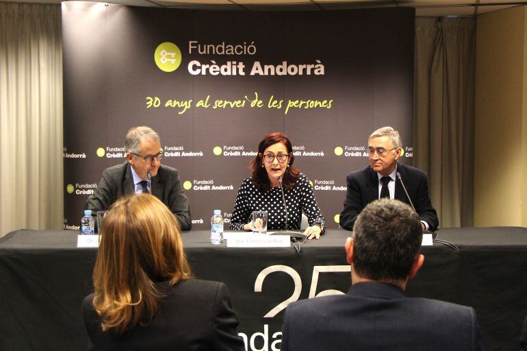 El director general del SAAS, Josep Maria Piqué; la directora de la Fundació Crèdit Andorrà, Francesca Ros, i el director de recerca de l'Hospital Clínic de Barcelona, Elías Campo, durant la presentació del conveni.
