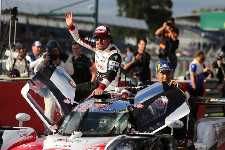 El español Fernando Alonso, el suizo Sebastien Buemi y el japonés Kazuki Nakajima, tras ganar hoy las Seis Horas de Silverstone, aumentaron a 26 puntos su ventaja al frente del Mundial de resistencia, en el que es segundo el otro Toyota TS050-Hybrid. 