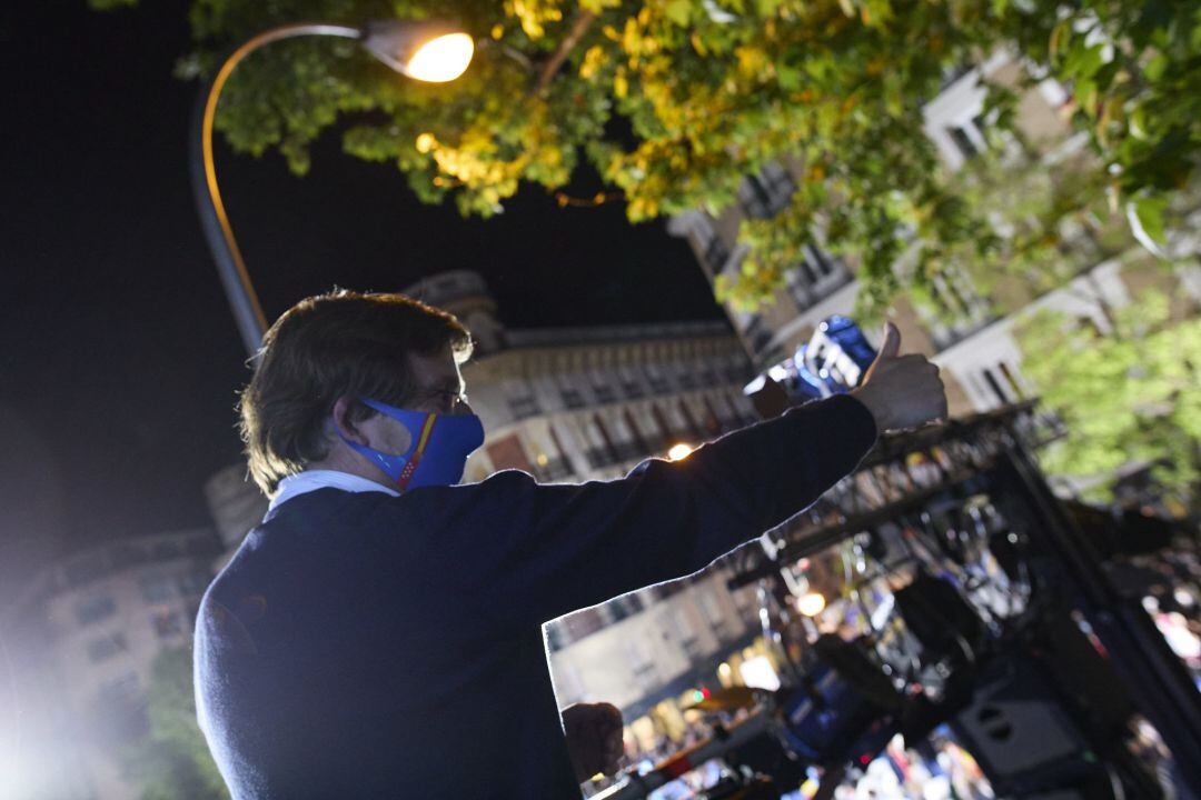 El alcalde de Madrid, José Luis Martínez-Almeida, en el balcón de la sede del partido durante los primeros sondeos de la noche de elecciones autonómicas