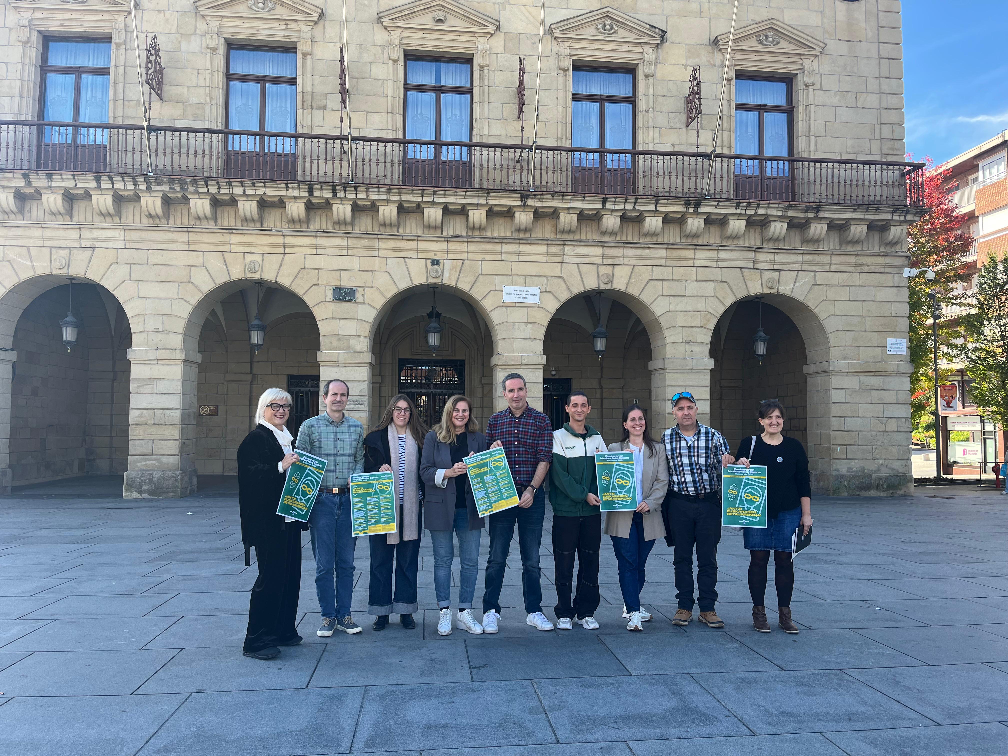 El delegado de Euskera Josu Iguñiz (medio) junto a los portavoces de las diversas actividades.