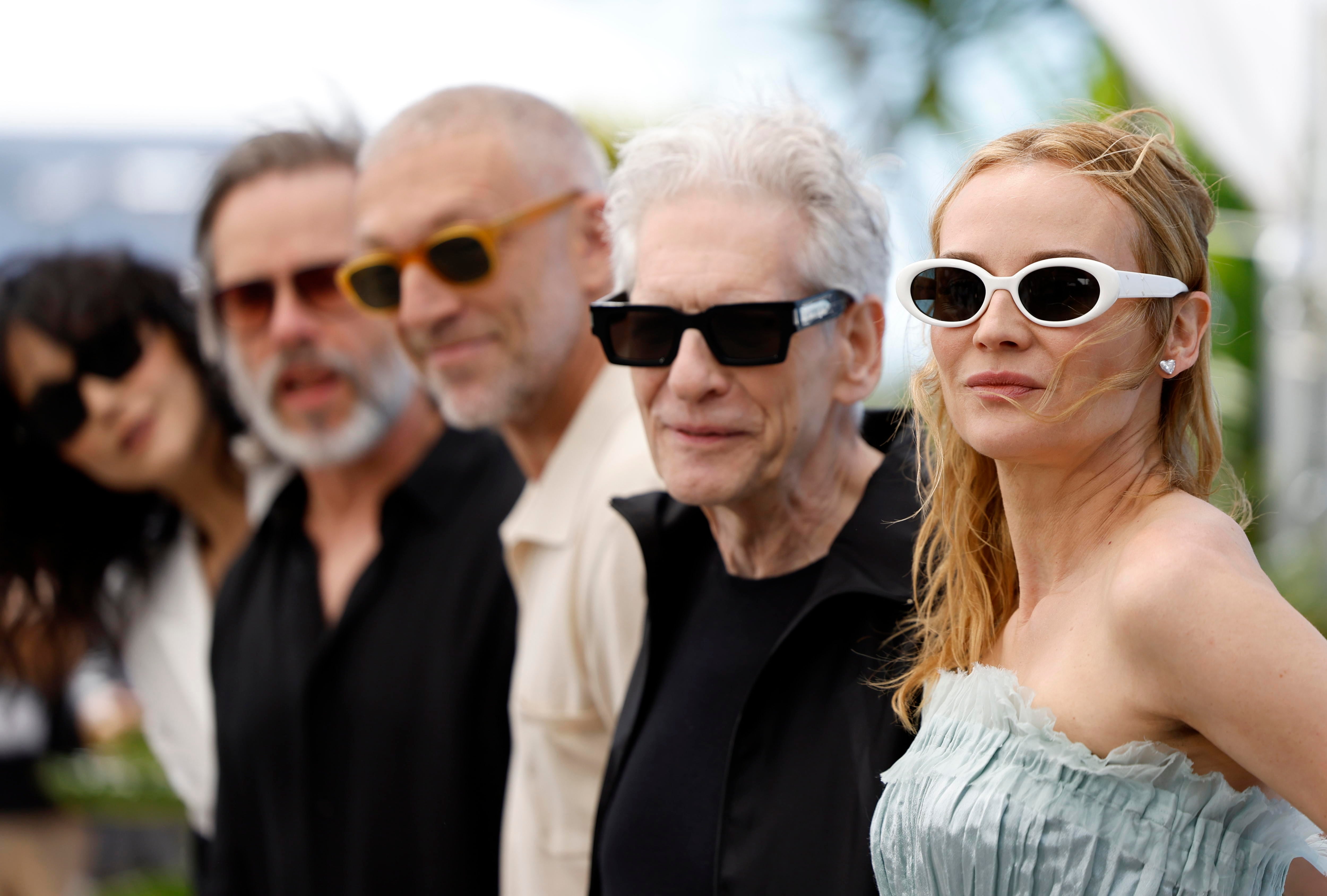 Cannes (France), 21/05/2024.- (L-R) Actors Sandrine Holt, Guy Pearce, Vincent Cassel, Canadian director David Cronenberg, and actor Diane Kruger attend the photocall for &#039;The Shrouds&#039; during the 77th annual Cannes Film Festival, in Cannes, France, 21 May 2024. The movie is presented in competition of the film festival which runs from 14 to 25 May 2024. (Cine, Francia) EFE/EPA/SEBASTIEN NOGIER
