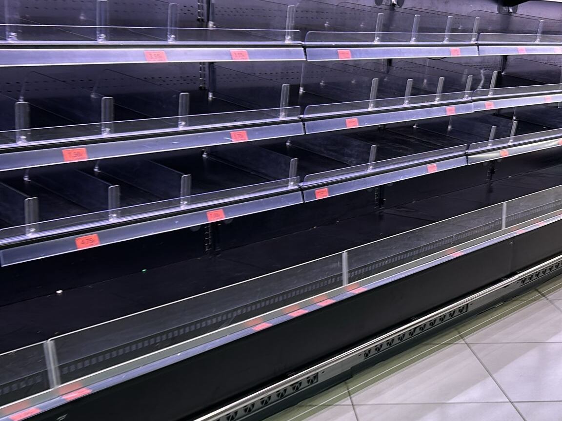 Uno de los supermercados de Málaga con los estantes de la carne vacíos este martes por la tarde