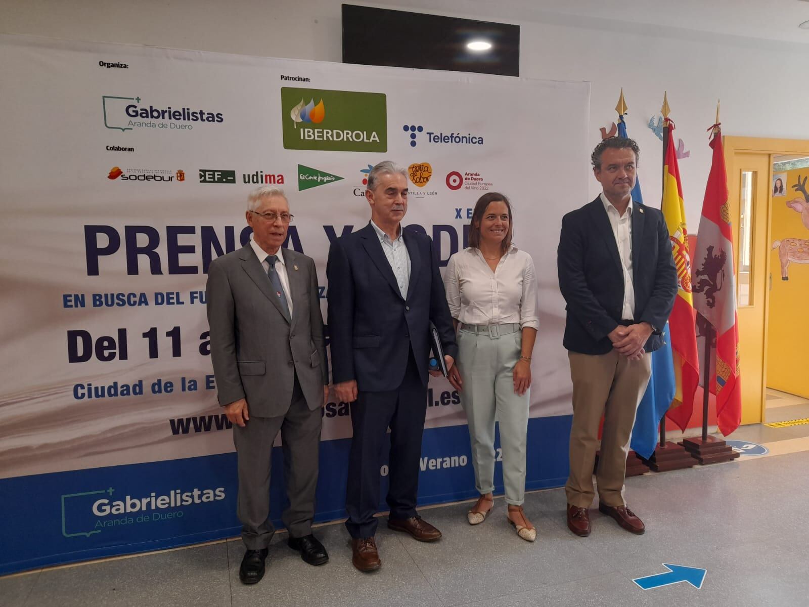 El Subdirector de la Secretaría de Estado de Telecomunicaciones, Pedro Alonso, segundo por la izda, entre Ángel Llana, Superior de los Hermanos de San Gabriel y la concejala de Promoción e Innovación del Ayuntamiento de Aranda, Olga Maderuelo y junto con el Director General de San Gabriel, Enrique García, primero por la derecha