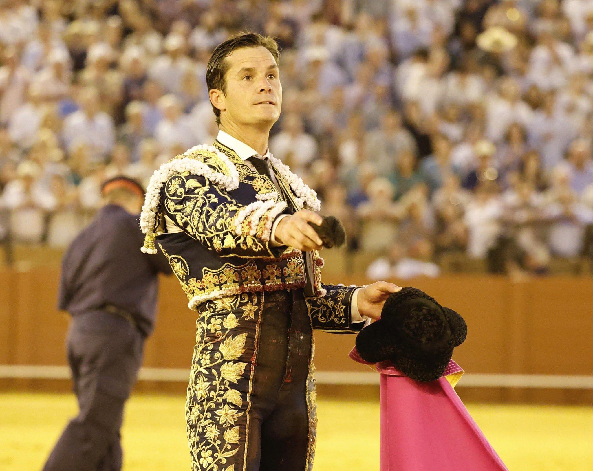 Daniel Luque con la oreja que le cortó al quinto de la tarde