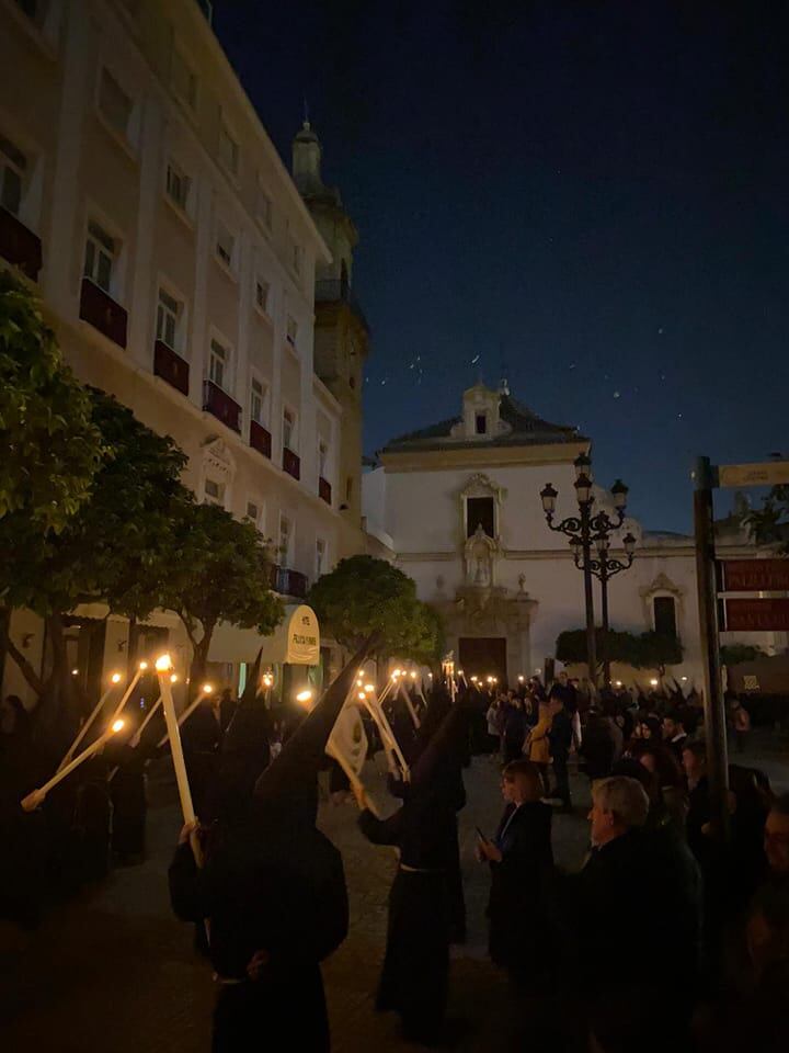 Nazarenos de El Caminito en la plaza de San Francisco. Foto Cofradía de Las Angustias.