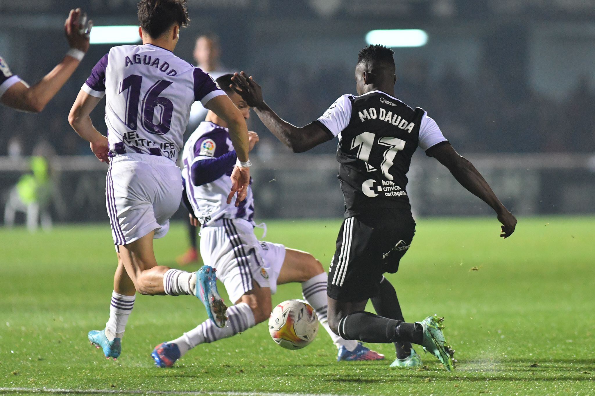 Dauda trata de regatear a un jugador del Valladolid