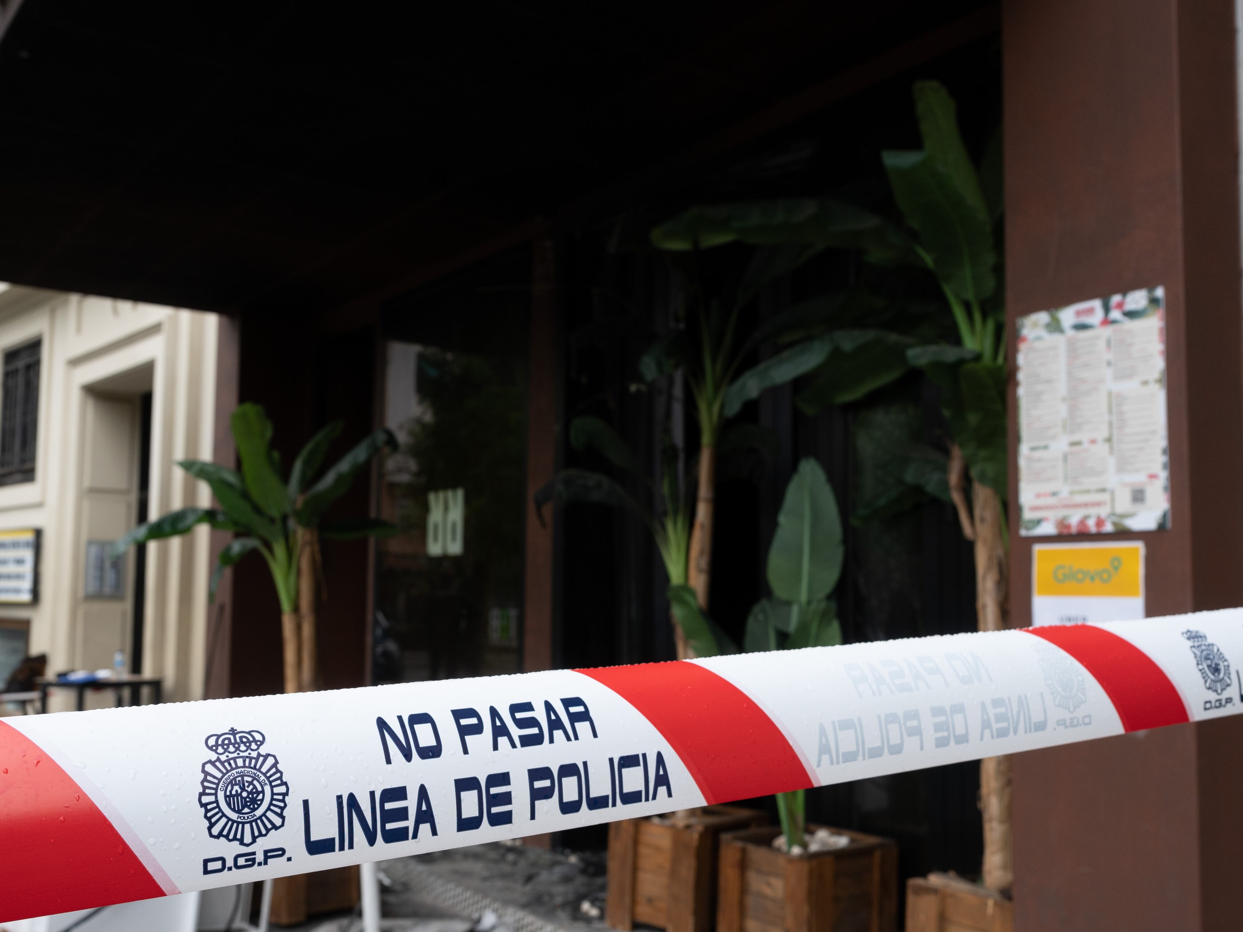 Imagen este sábado del exterior del restaurante donde anoche se produjo un incendio en el que murieron dos personas en la glorieta de Manuel Becerra en Madrid.