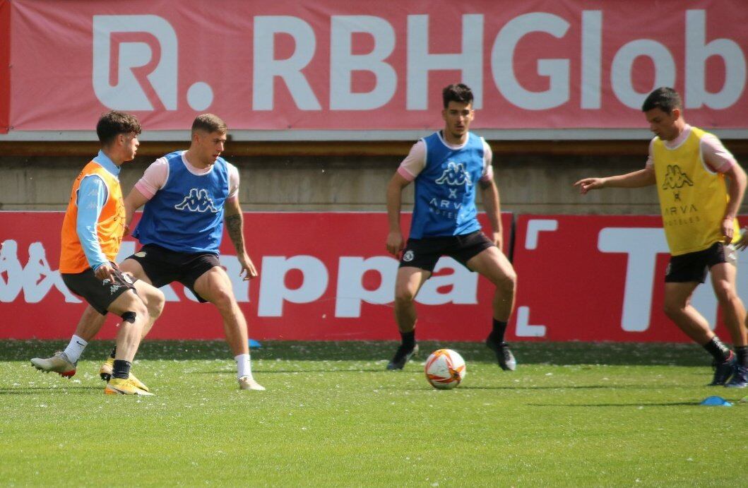 David, a la izquierda, durante un entrenamiento de esta semana en el Reino de León