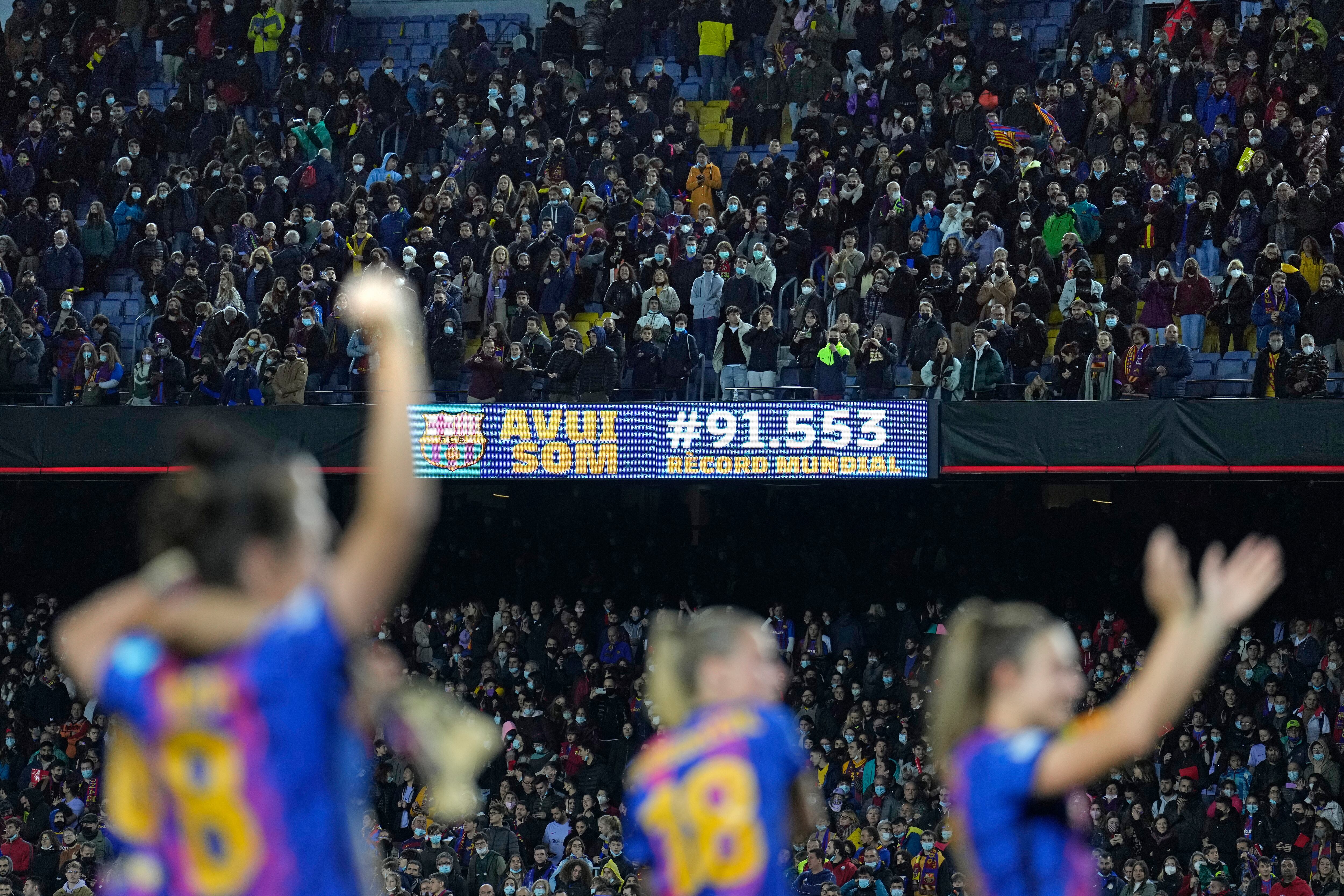 Las pantallas del Camp Nou muestran el récord mundial de asistentes en un partido de fútbol femenino