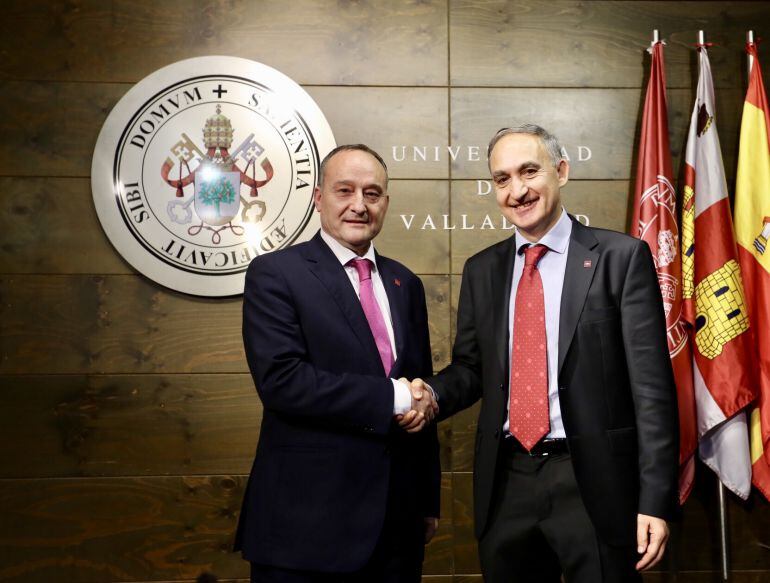 Daniel Miguel y Antonio Largo se saludan tras la primera vuelta de las elecciones del 12 de abril