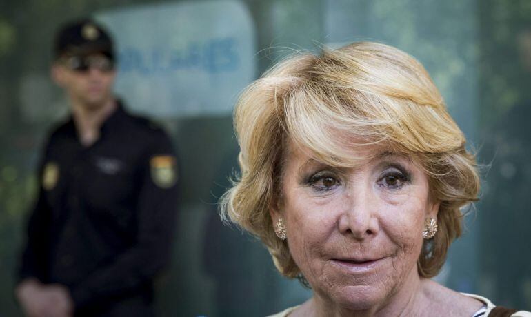 GRA247. MADRID, 27/05/2015.- La presidenta del PP de Madrid y candidata a la Alcaldía de la ciudad, Esperanza Aguirre, realiza declaraciones a los periodistas a su salida de la sede del PP en Madrid tras la reunión que ha mantenido esta mañana con la cabeza de lista de Ciudadanos al Ayuntamiento, Begoña Villacís, después de las elecciones municipales del pasado domingo, 24 de mayo. EFE/Emilio Naranjo