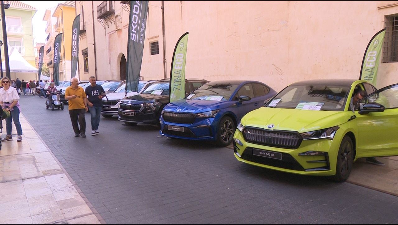 Algunos visitantes en la X Fira del Motor de Gandia.