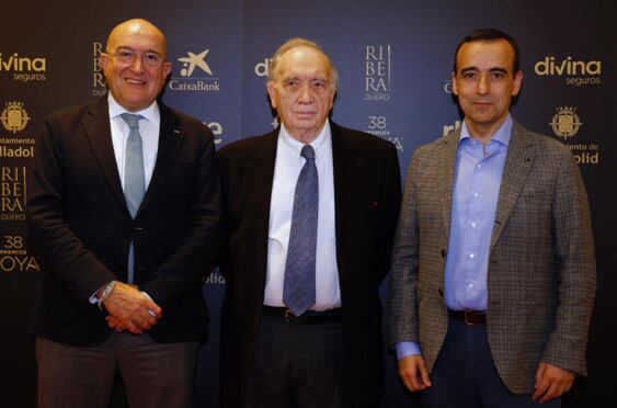 De izquierda a derecha: Jesús Julio Carnero -Alcalde del Ayuntamiento de Valladolid-, Fernando Méndez-Leite -Presidente de la Academia de Cine- y Miguel Sanz -Director General de la D.O. Ribera del Duero