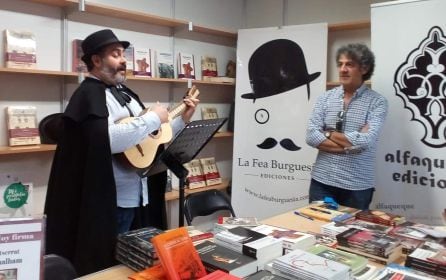 Emilio del Carmelo (con capa) junto al escritor, Paco López Mengual