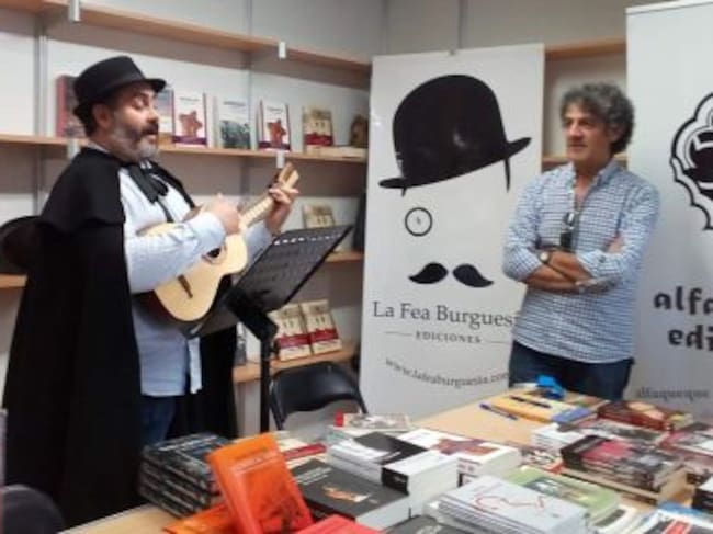 Emilio del Carmelo (con capa) junto al escritor, Paco López Mengual