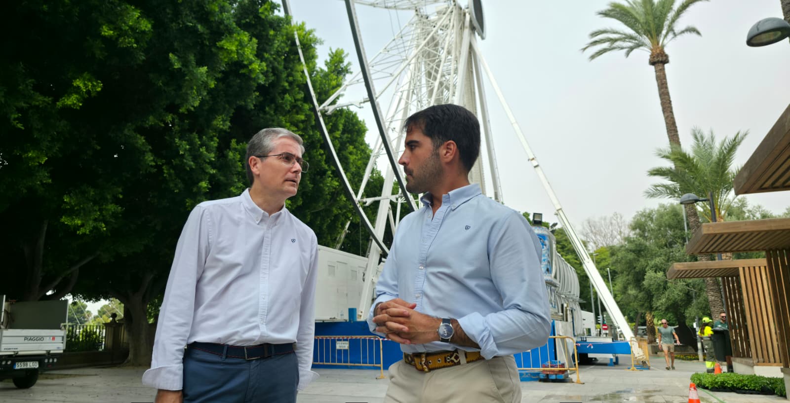 Diego Avilés, concejal de Cultura, y Jesús Pacheco, concejal de Turismo en la presentación de la noria panorámica instalada para la Feria de Murcia