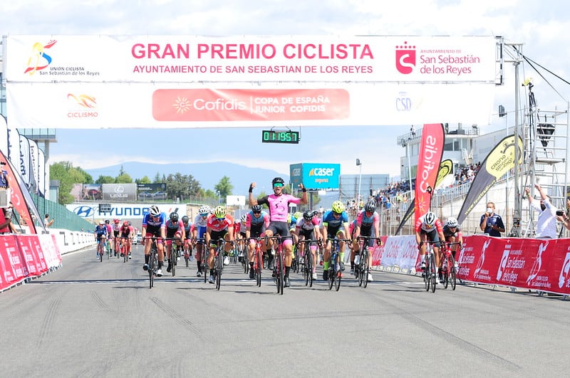 Las motos y coches más rápidos del mundo dejan espacio este sábado a las bicicletas de competición en el Circuito Jarama RACE