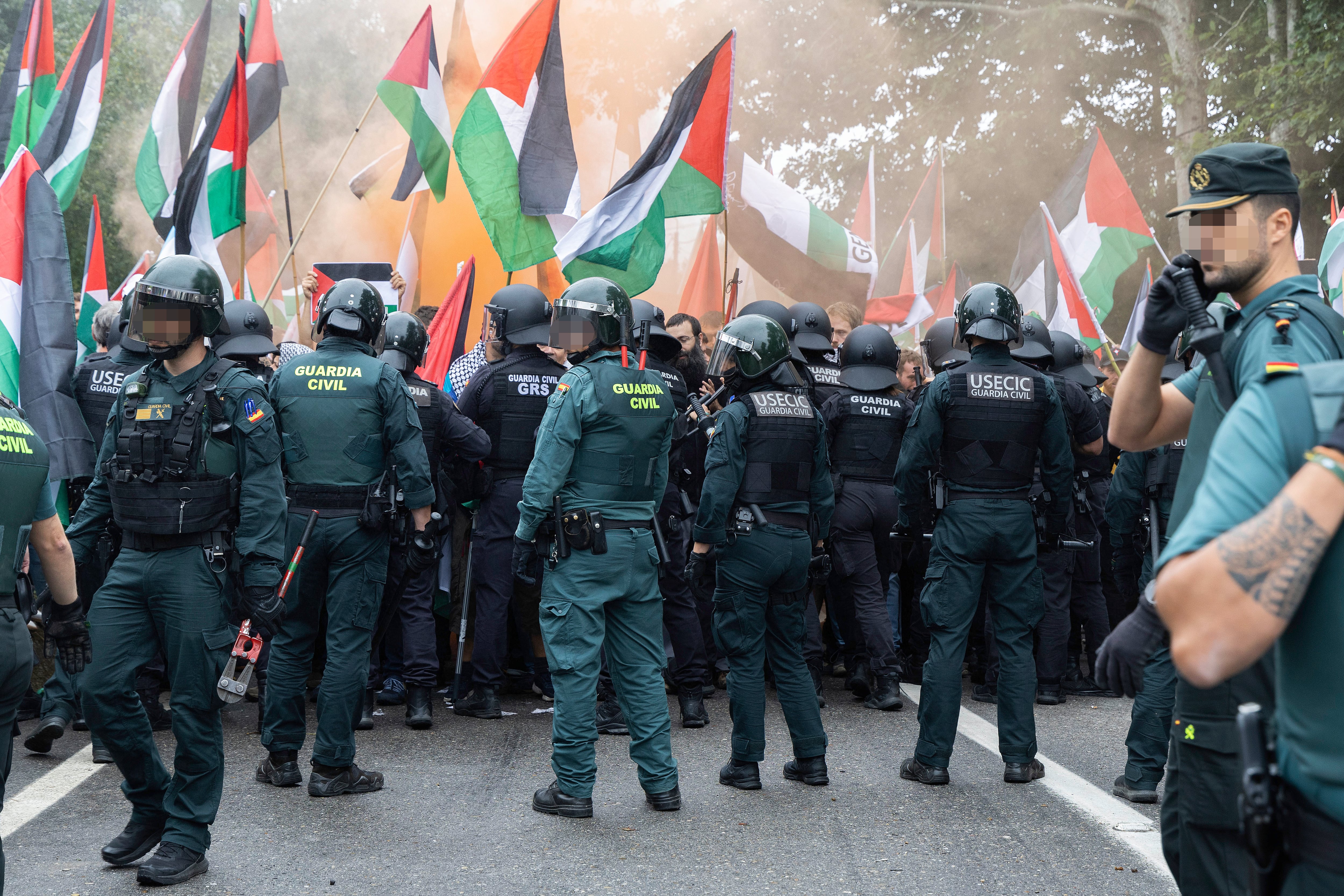 Agentes de la Guardia Civil y la Policía Nacional entre las protestas en la Vuelta contra el equipo Isreal-Premier Tech