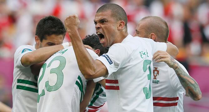 El central portugués del Real Madrid agita su puño tras marcar el primer gol de Portugal en la Eurocopa