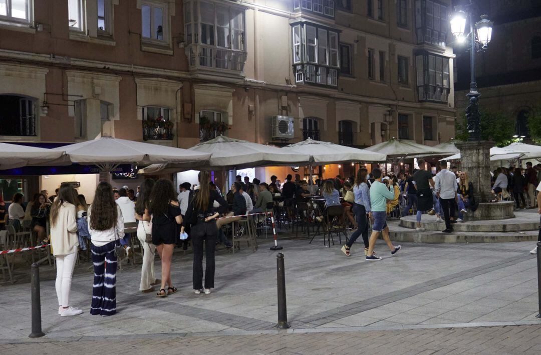 Ambiente en una calle de bares de Santander.