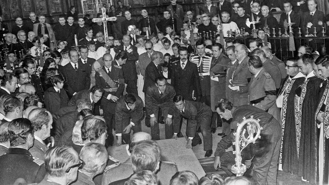 Entierro en el Valle de los Caídos del dictador Francisco Franco. En la foto, varios hombres levantan la lápida en cuyo interior se albergará el cuerpo de Franco, en San Lorenzo del Escorial Madrid (España) el 23 de noviembre de 1975. 
 